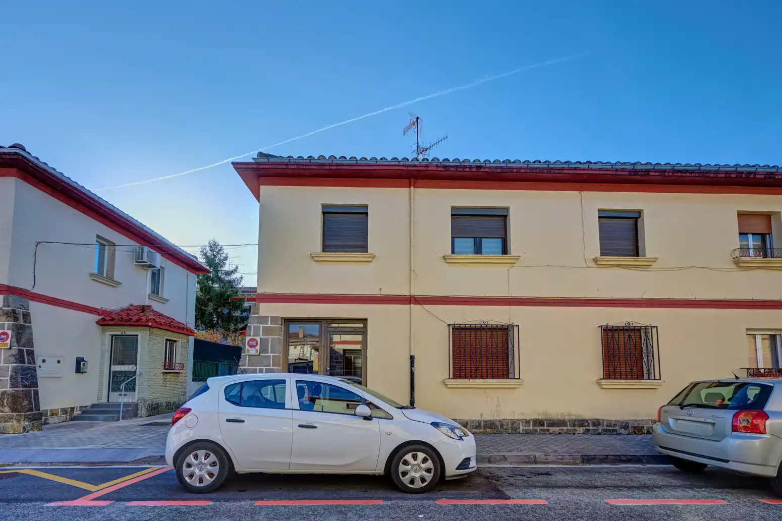 Außenansicht von Wohnung zum Verkauf in  Pamplona / Iruña mit Parkett, Terrasse und Abstellraum
