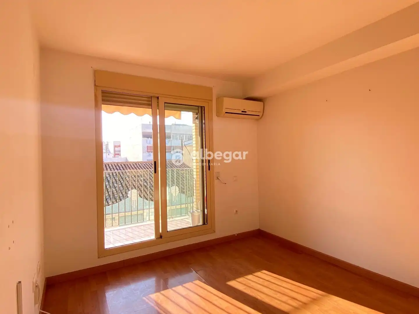 Habitación de Piso de alquiler en Valencia con Terraza, Lavadora y Balcón