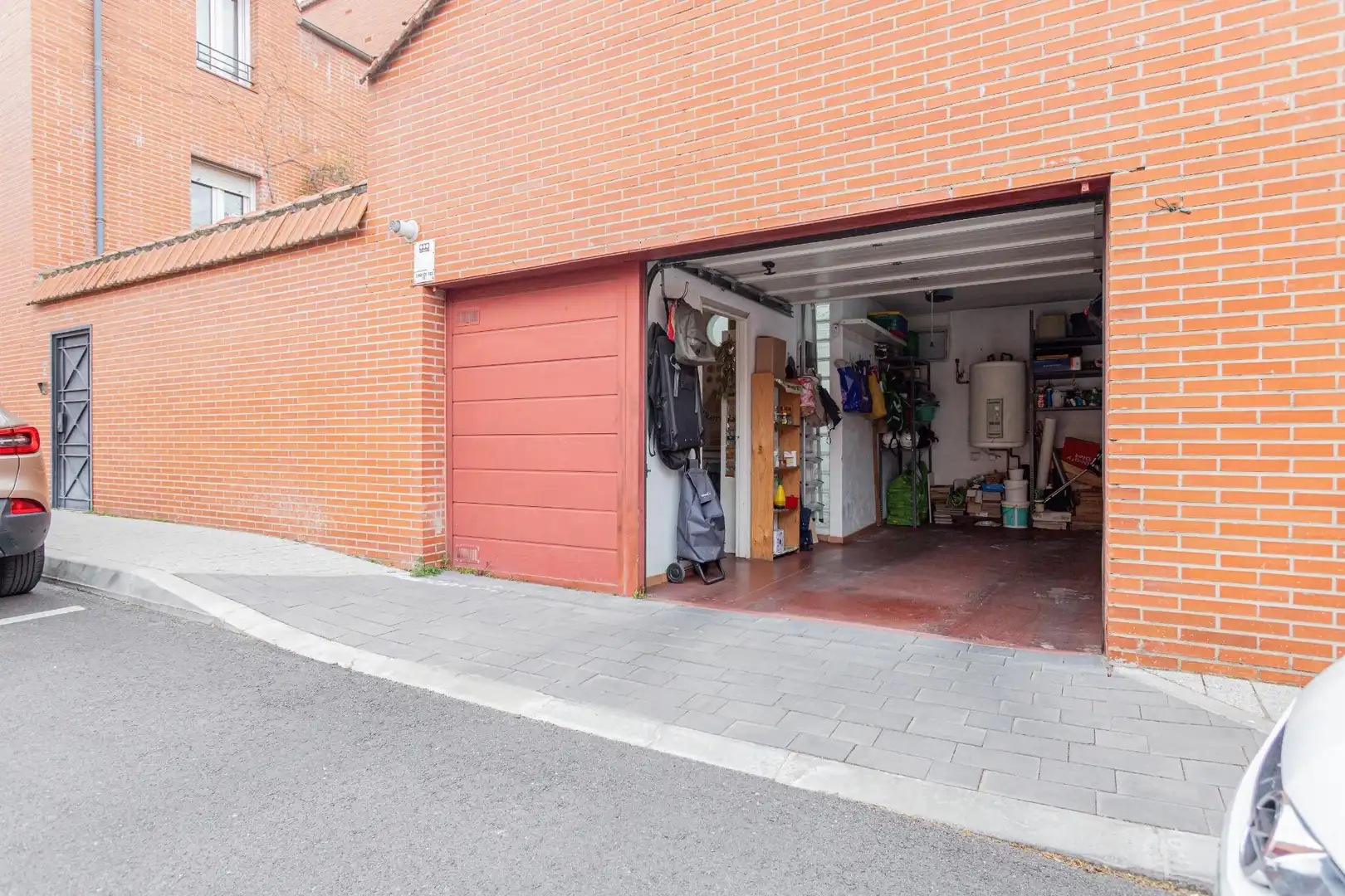 Aparcament de Casa adosada en venda en Tres Cantos amb Calefacció, Terrassa i Traster