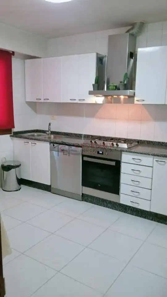 Cocina de Casa o chalet en venta en San Cibrao das Viñas con Calefacción, Jardín privado y Terraza