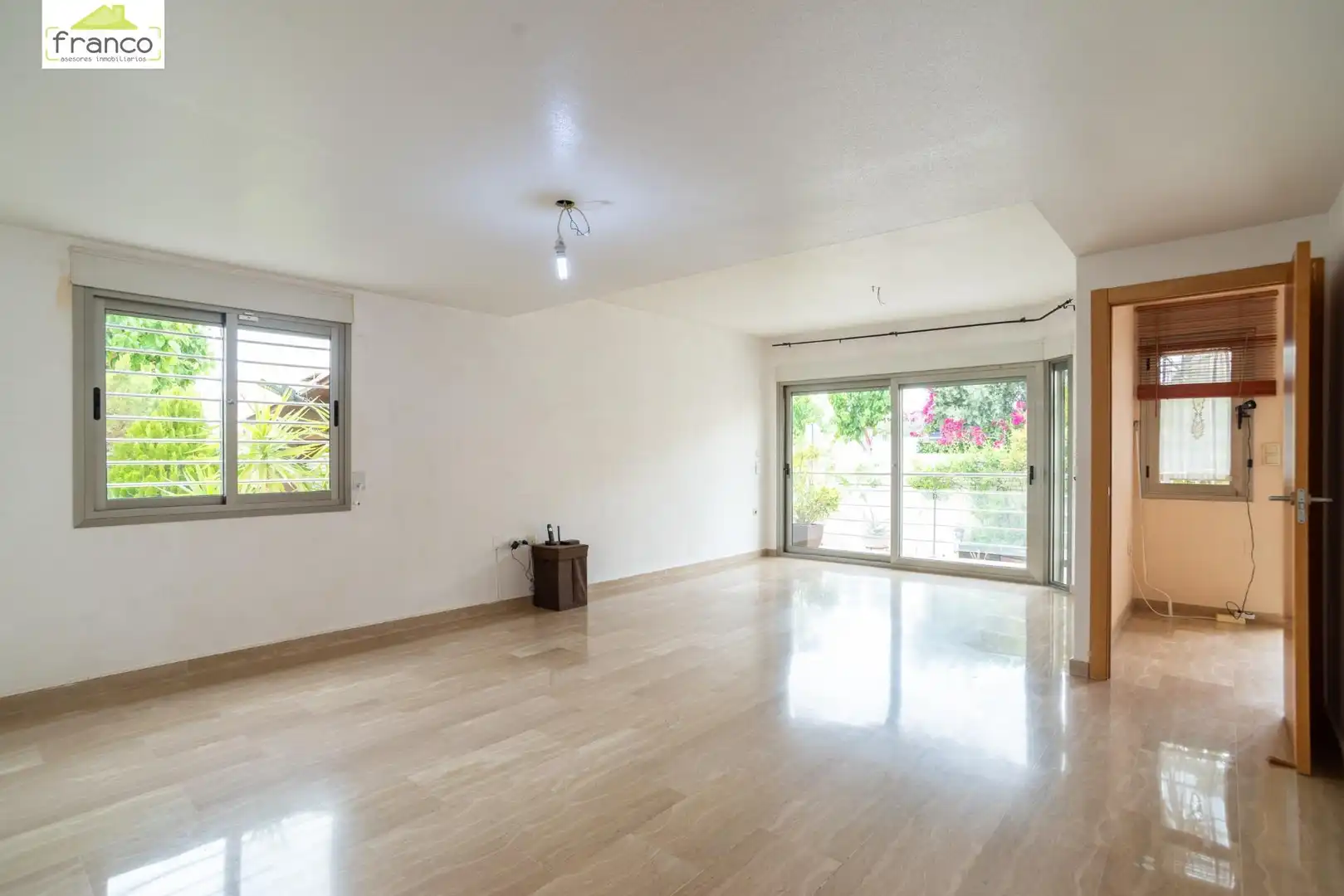 Sala de estar de Casa adosada en venta en Murcia con Aire acondicionado, Calefacción y Jardín privado