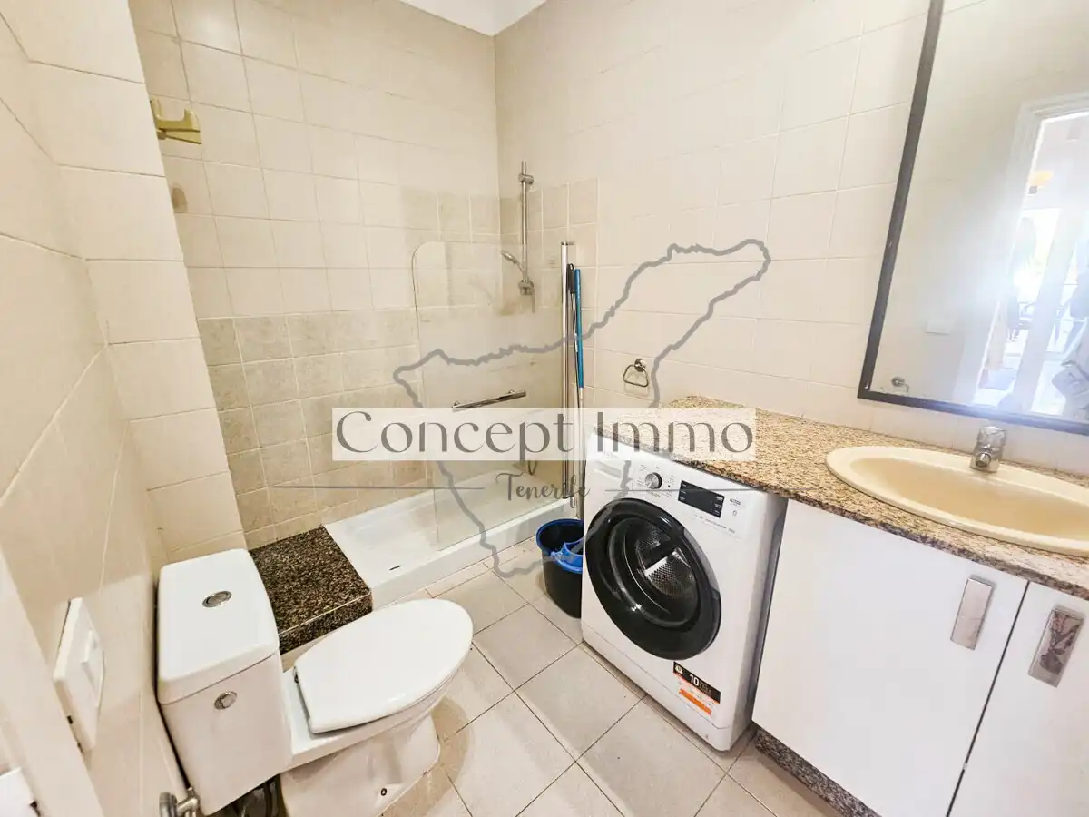 Baño de Planta baja en venta en Adeje con Aire acondicionado, Terraza y Alarma
