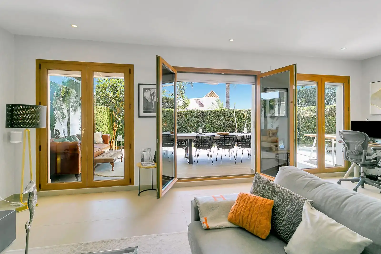 Wohnzimmer von Einfamilien-Reihenhaus zum Verkauf in Estepona mit Privatgarten, Terrasse und Möbliert