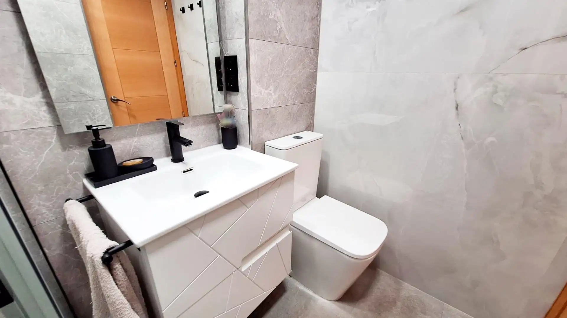 Bathroom of Flat for sale in Córdoba  with Air Conditioner and Heating