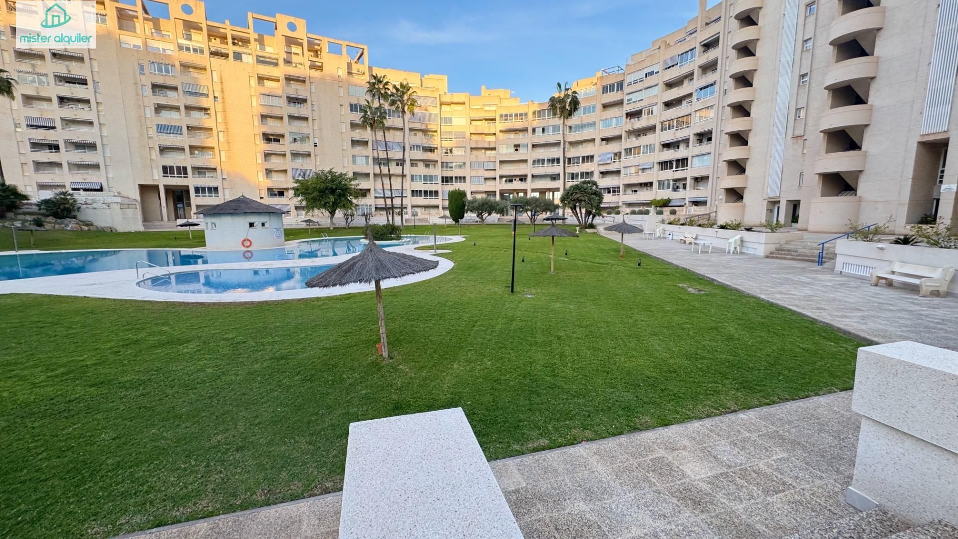 Vista exterior de Apartament en venda en El Campello amb Aire condicionat, Jardí privat i Terrassa