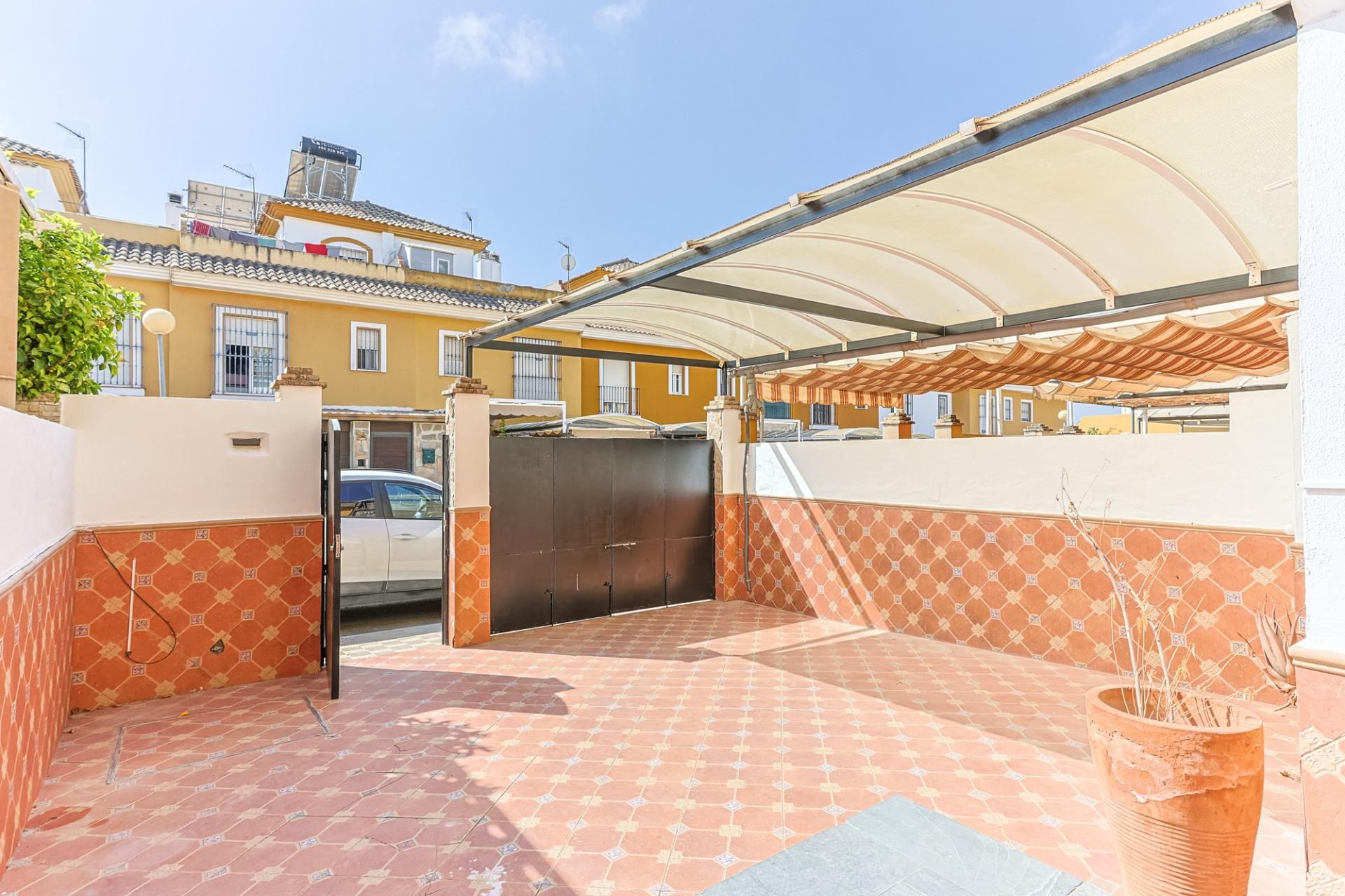 Vista exterior de Casa adosada en venta en Mairena del Aljarafe con Aire acondicionado y Jardín privado