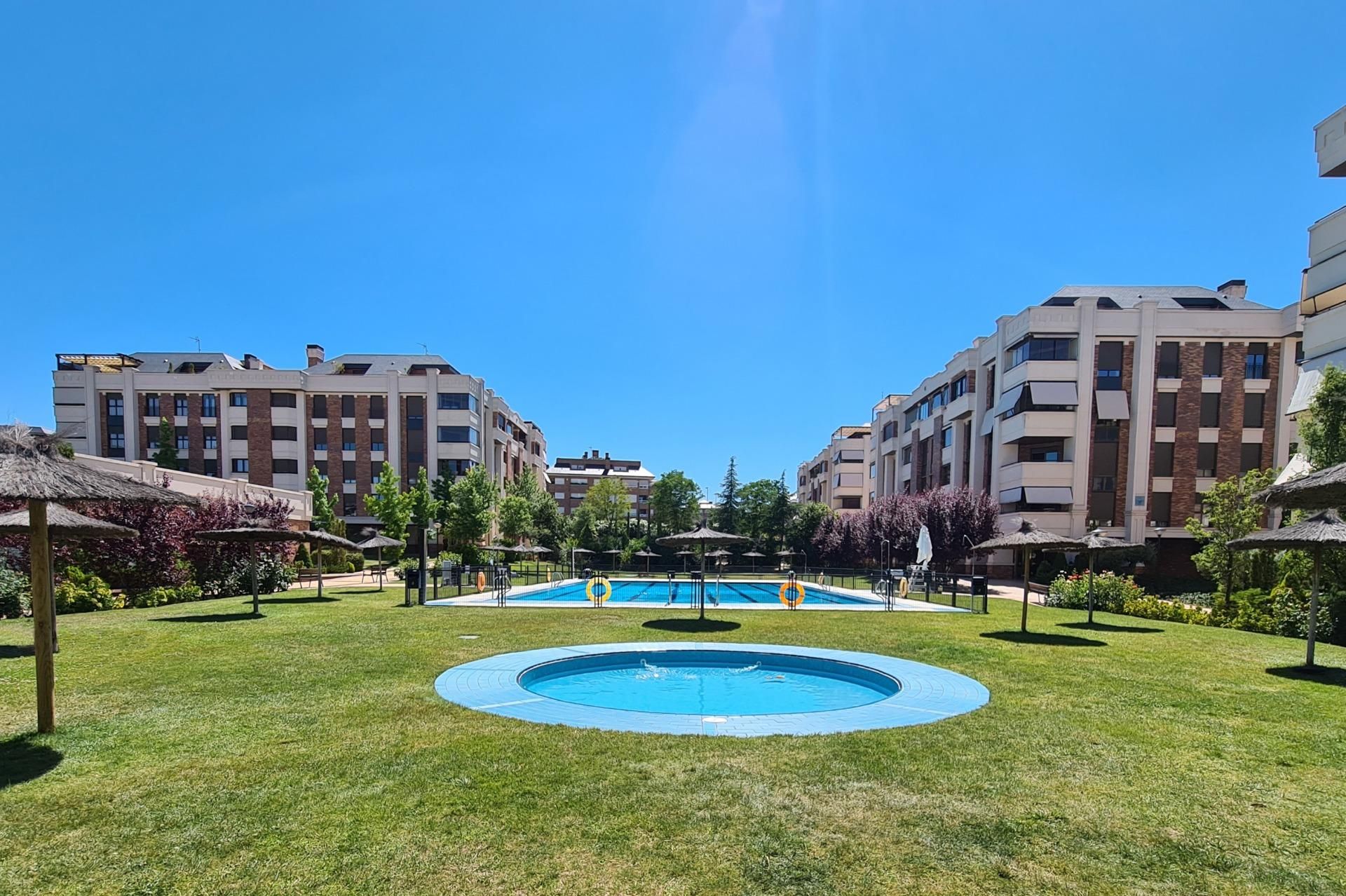 Piscina de Piso de alquiler en Majadahonda con Aire acondicionado, Calefacción y Jardín privado
