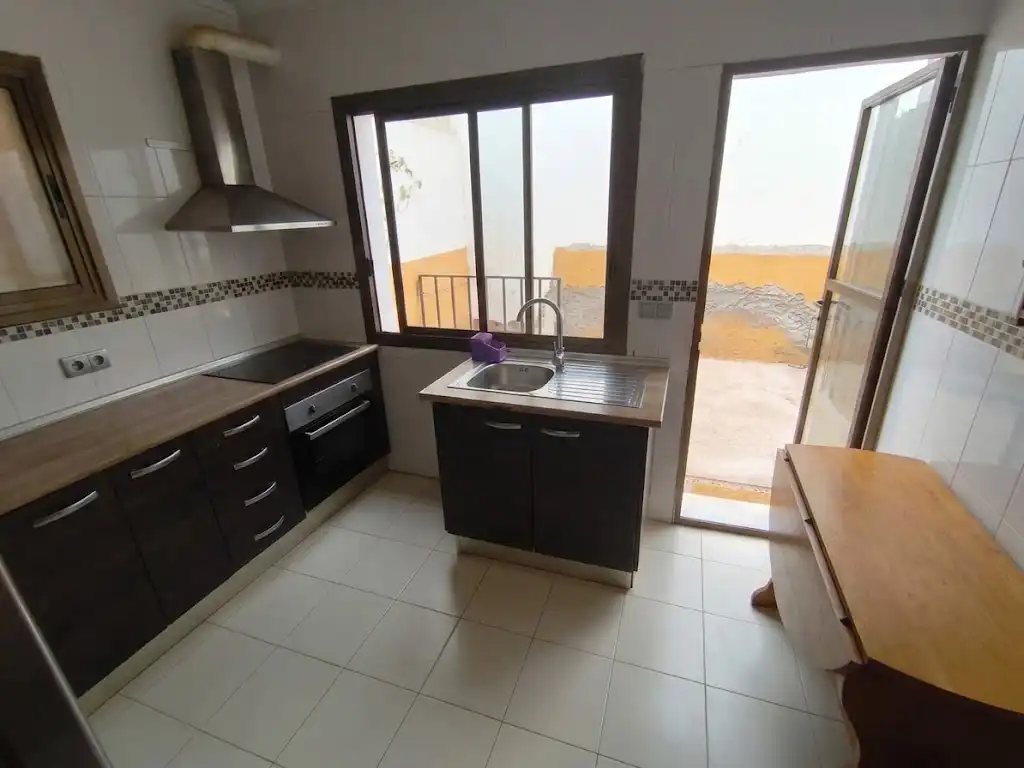 Cuina de Casa adosada en venda en Almería amb Aire condicionat, Terrassa i Moblat