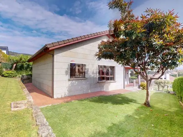 Vista exterior de Casa o xalet en venda en Vigo  amb Calefacció, Jardí privat i Terrassa
