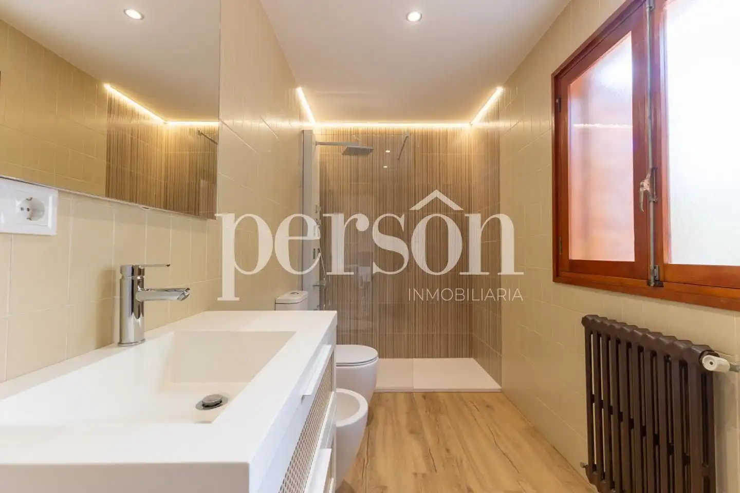 Bathroom of Houses for rent in Chiva  with Air Conditioner, Private garden and Terrace