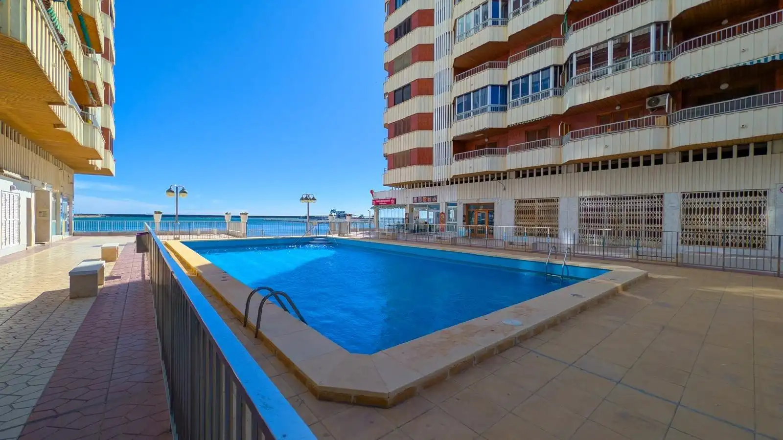 Piscina de Àtic de lloguer amb opció a compra en Torrevieja amb Aire condicionat, Calefacció i Terrassa