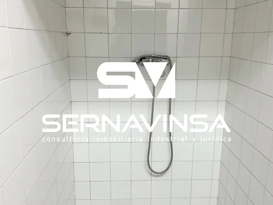 Baño de Nave industrial de alquiler en Sabadell