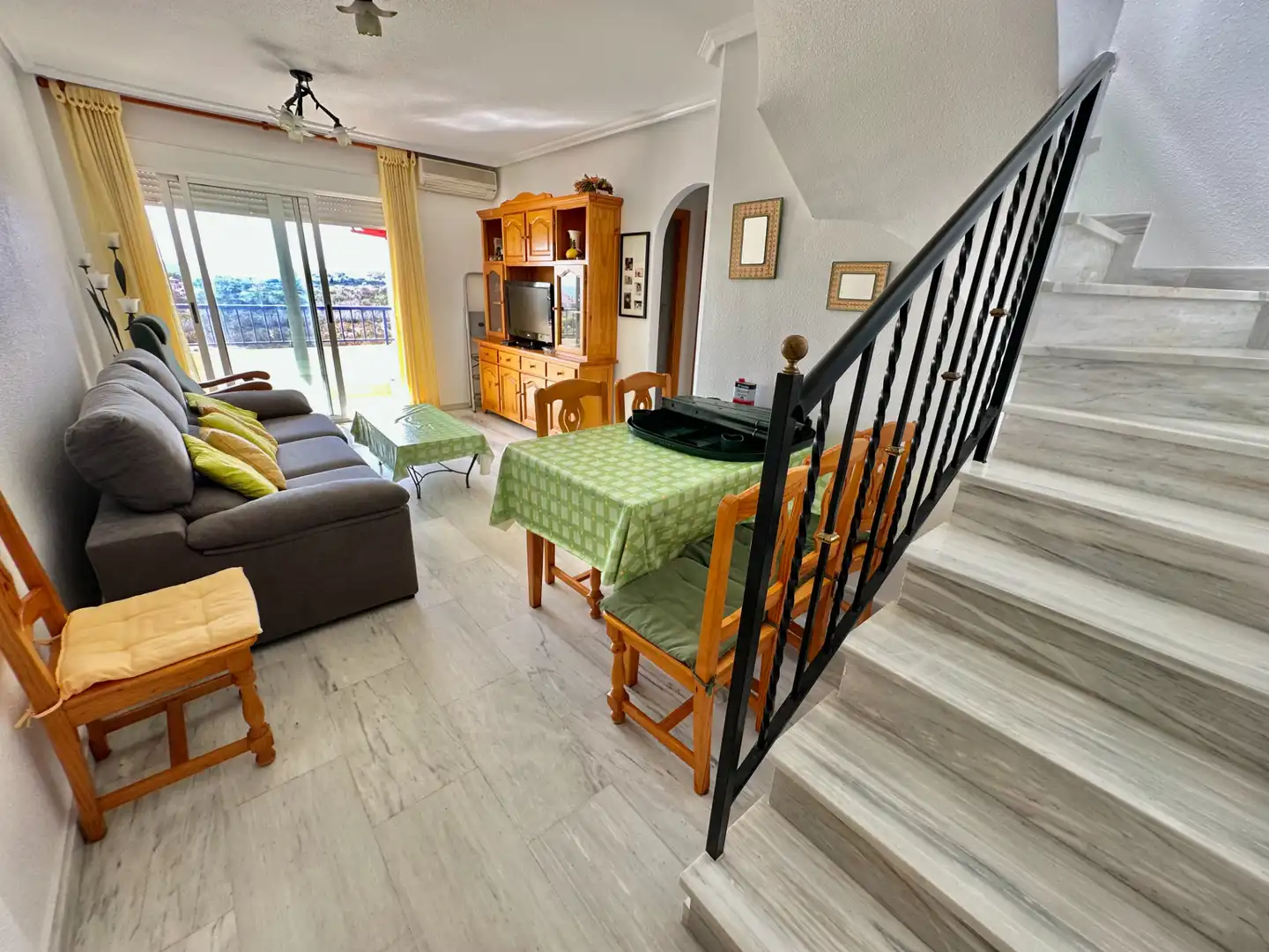 Wohnzimmer von Dachboden zum Verkauf in Guardamar del Segura mit Klimaanlage, Heizung und Terrasse