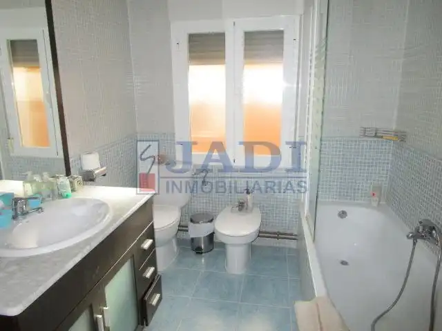 Baño de Casa o chalet en venta en Valdepeñas con Calefacción, Terraza y Trastero