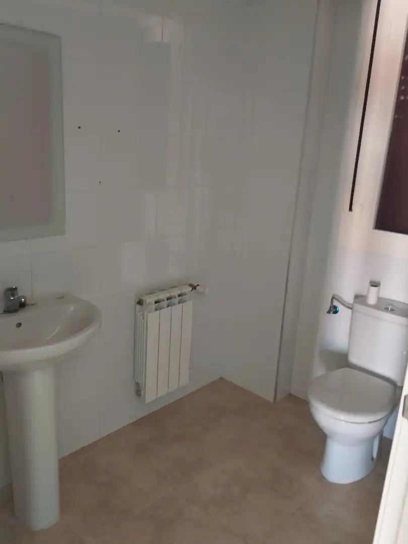Badezimmer von Wohnung zum Verkauf in Oliva de la Frontera mit Klimaanlage, Heizung und Terrasse