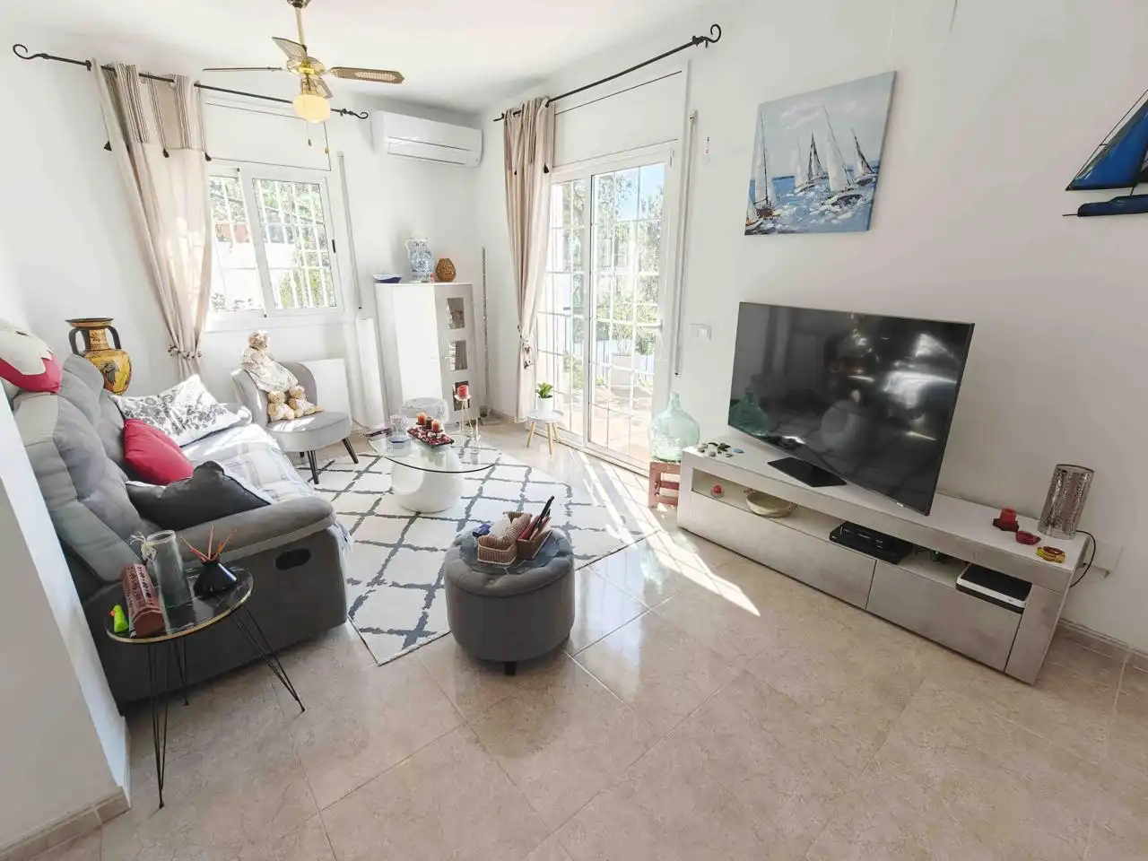Sala d'estar de Casa o xalet en venda en Lloret de Mar amb Aire condicionat, Jardí privat i Terrassa