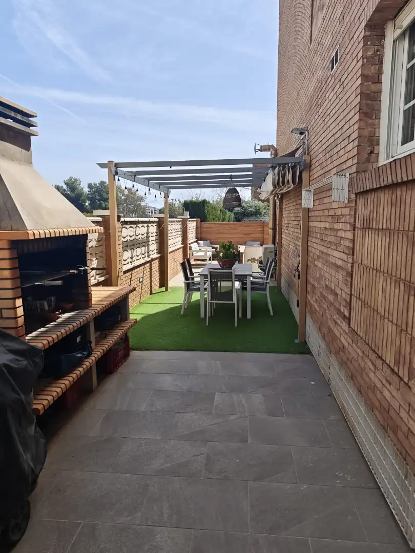 Terrasse von Einfamilien-Reihenhaus zum Verkauf in Cubelles mit Klimaanlage, Heizung und Privatgarten