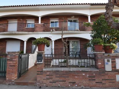 Vista exterior de Casa adosada en venda en Santa Susanna amb Calefacció, Jardí privat i Terrassa