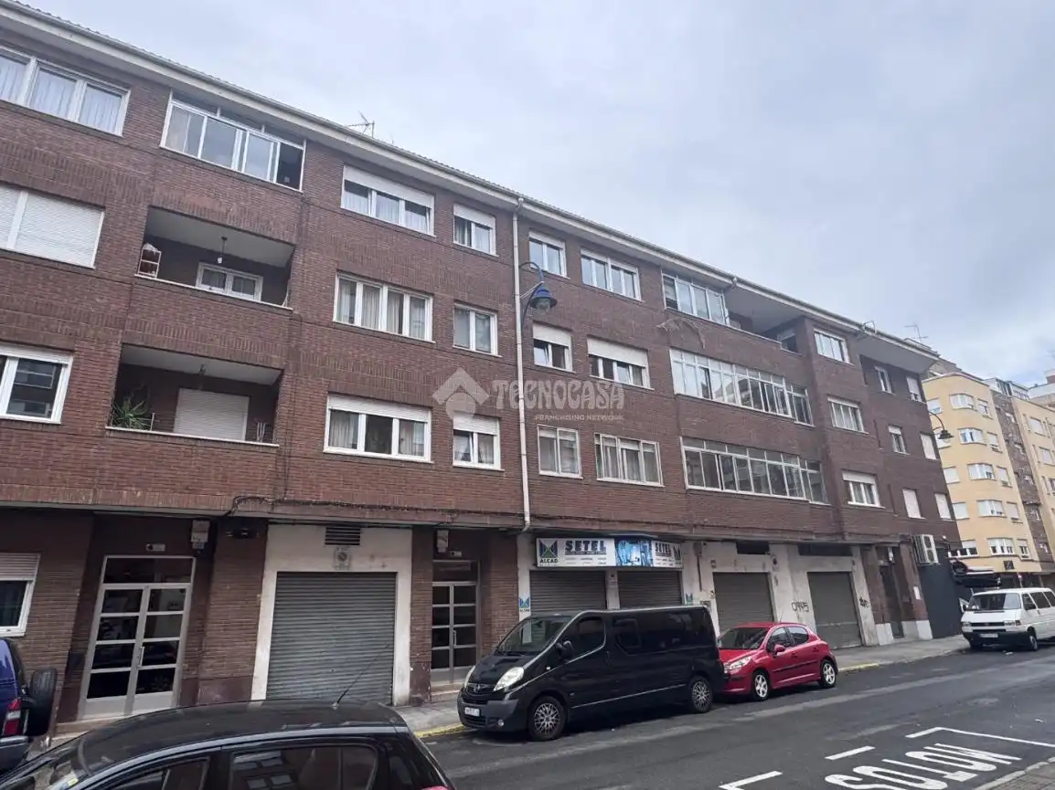 Außenansicht von Wohnung zum Verkauf in León Capital  mit Heizung, Terrasse und Abstellraum