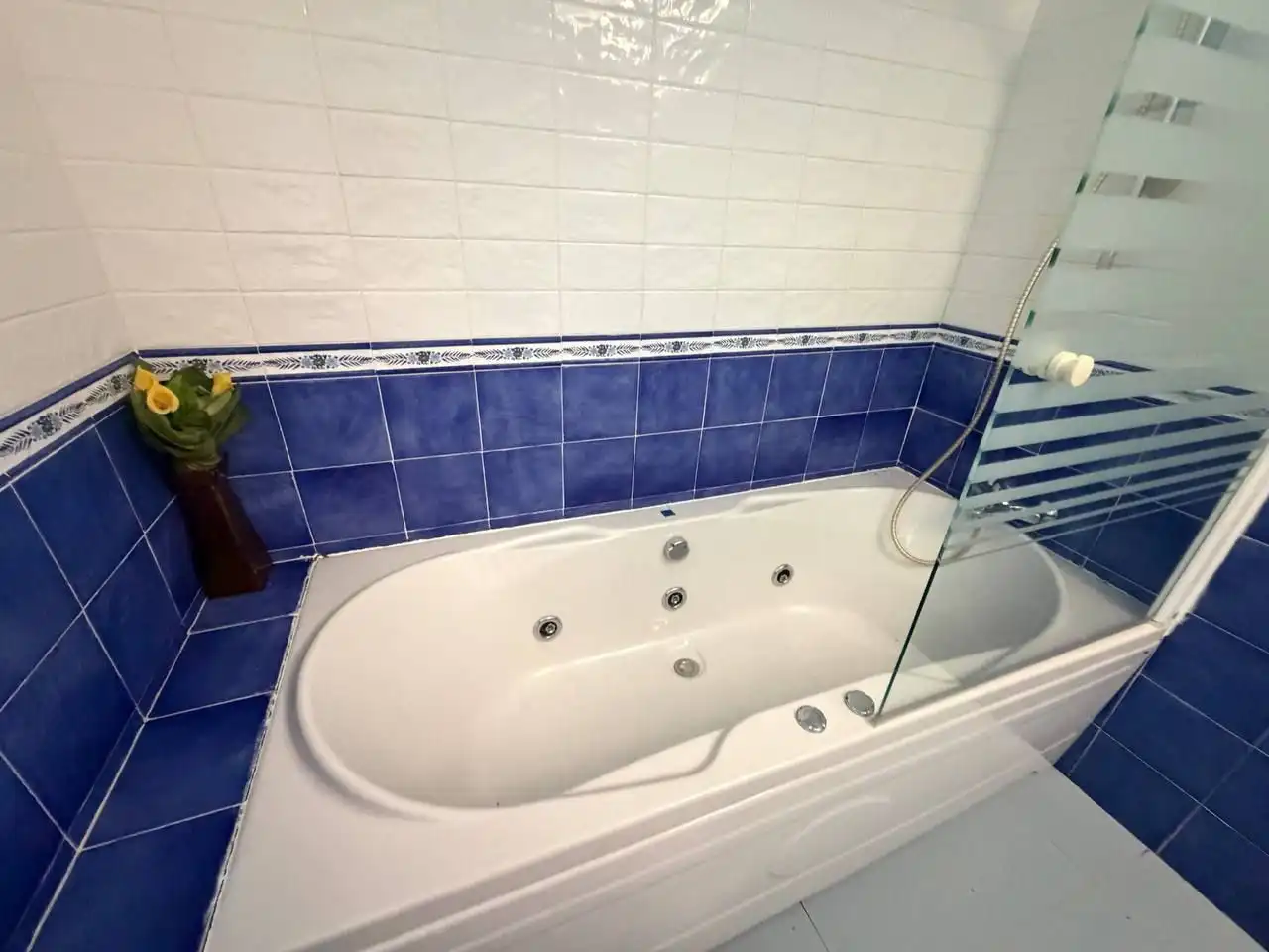 Baño de Casa adosada en venta en Bormujos con Alarma
