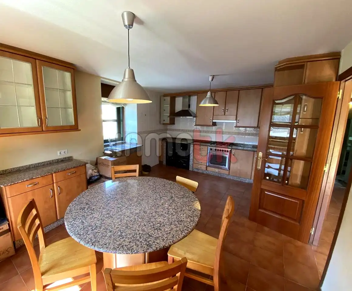 Cocina de Casa o chalet en venta en Oleiros con Calefacción, Jardín privado y Alarma