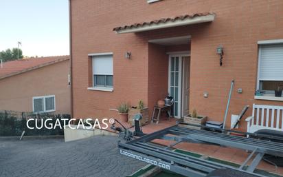 Vista exterior de Casa o xalet en venda en Rubí amb Aire condicionat, Terrassa i Traster