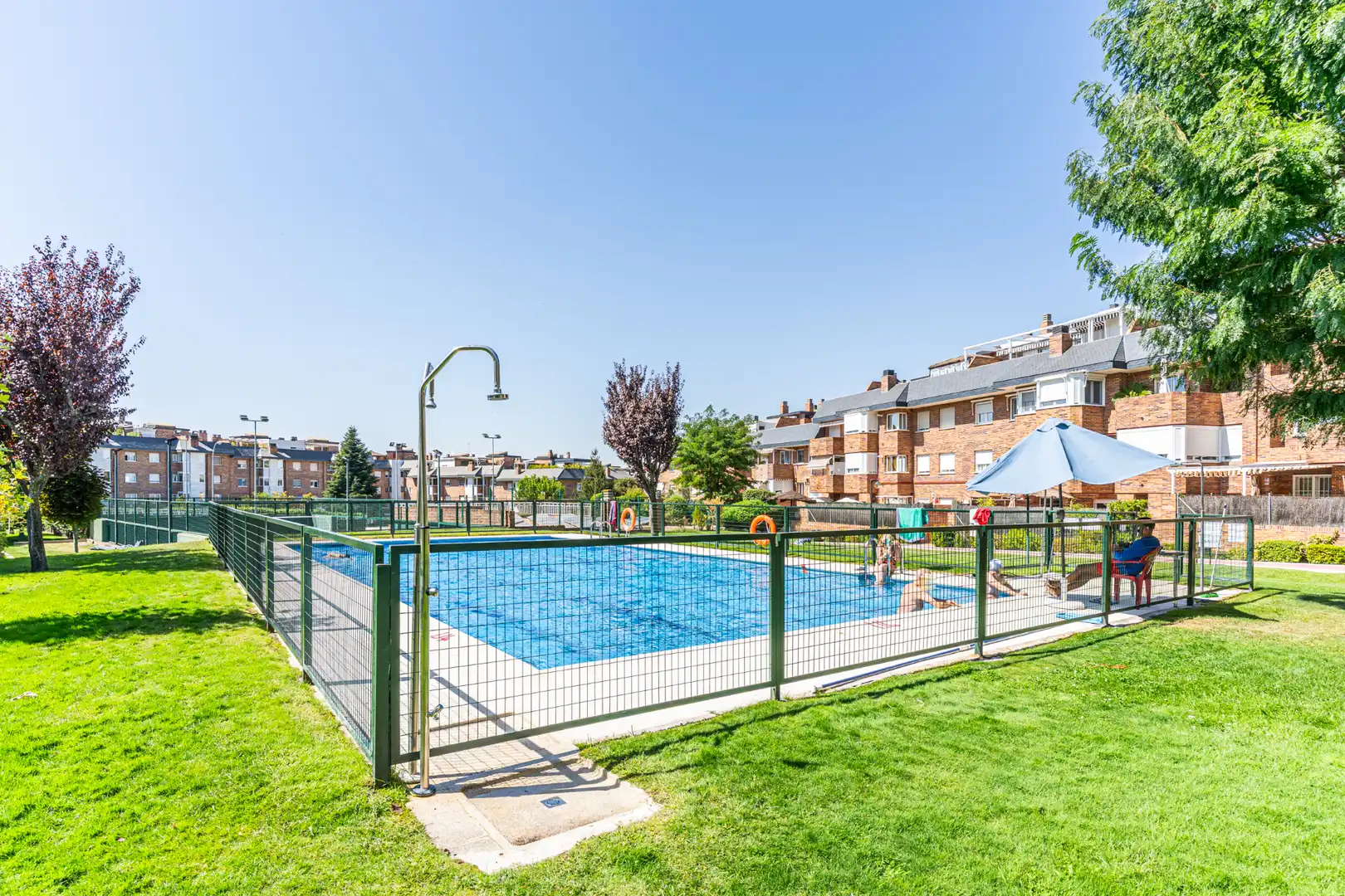 Piscina de Pis en venda en Majadahonda amb Calefacció, Traster i Piscina comunitària