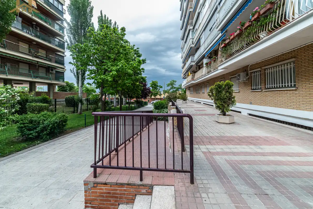 Vista exterior de Pis en venda en Móstoles amb Piscina comunitària