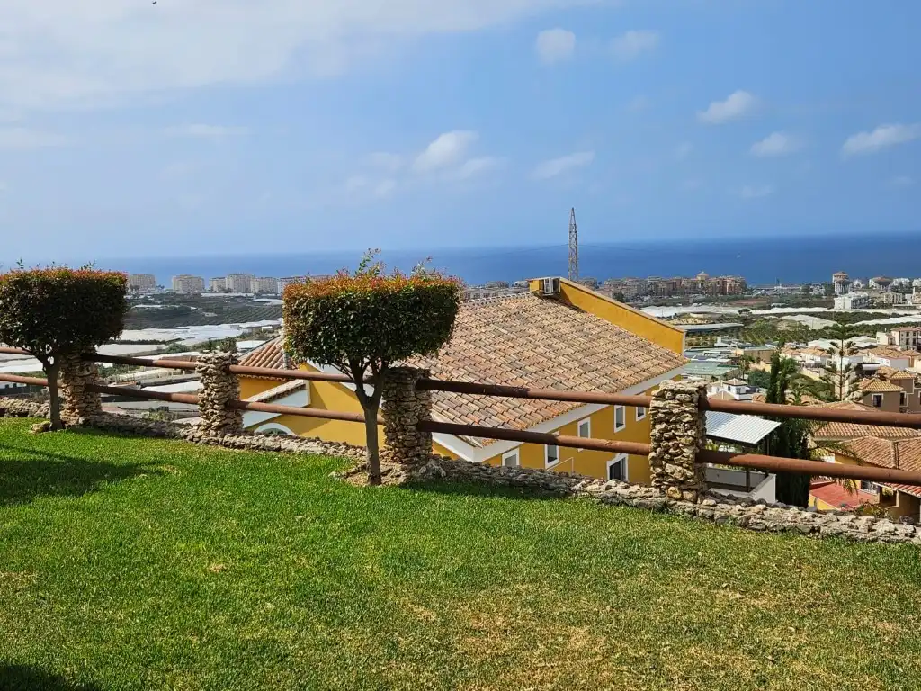 Vista exterior de Casa o xalet en venda en Torrox amb Aire condicionat, Jardí privat i Terrassa