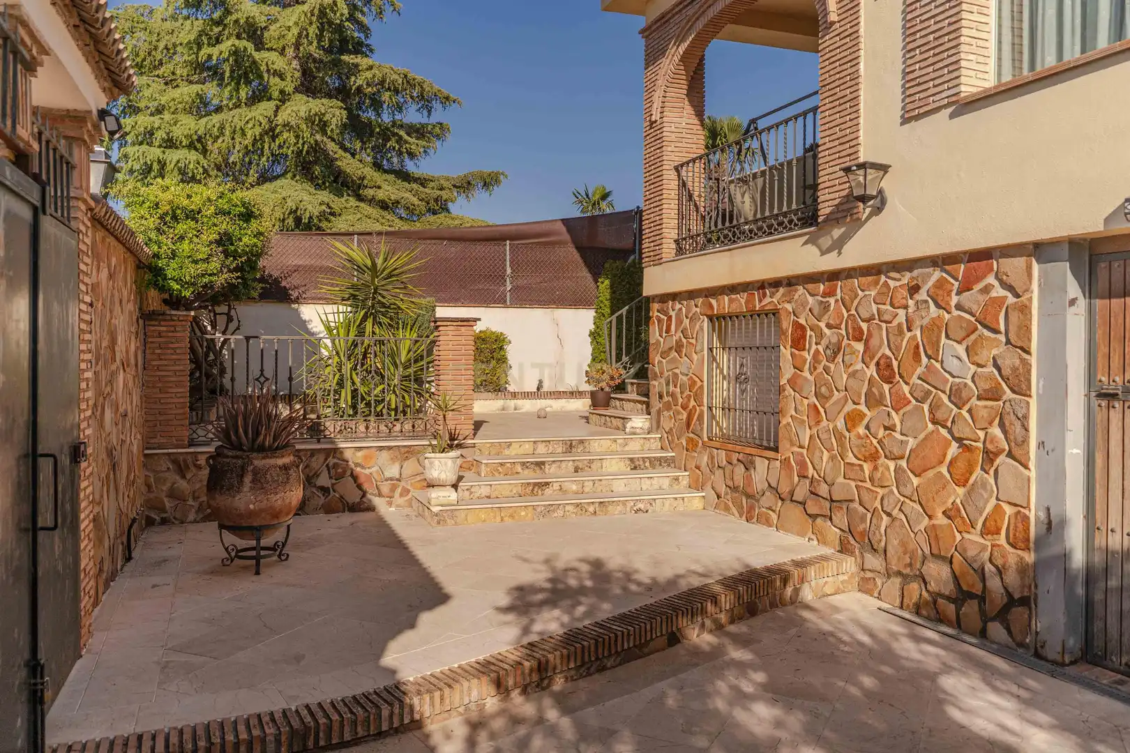 Terrassa de Casa o xalet en venda en La Zubia amb Jardí privat, Traster i Piscina