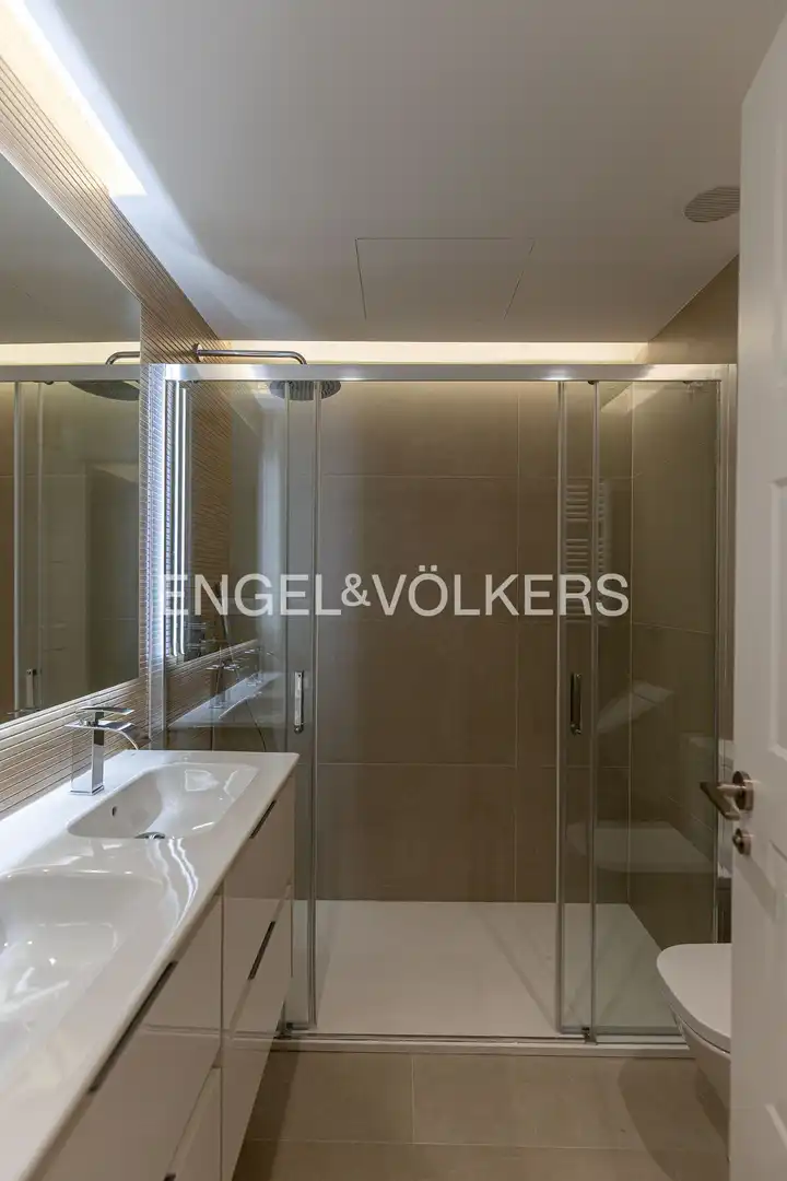 Badezimmer von Wohnung zum Verkauf in Madrid mit Klimaanlage, Heizung und Parkett