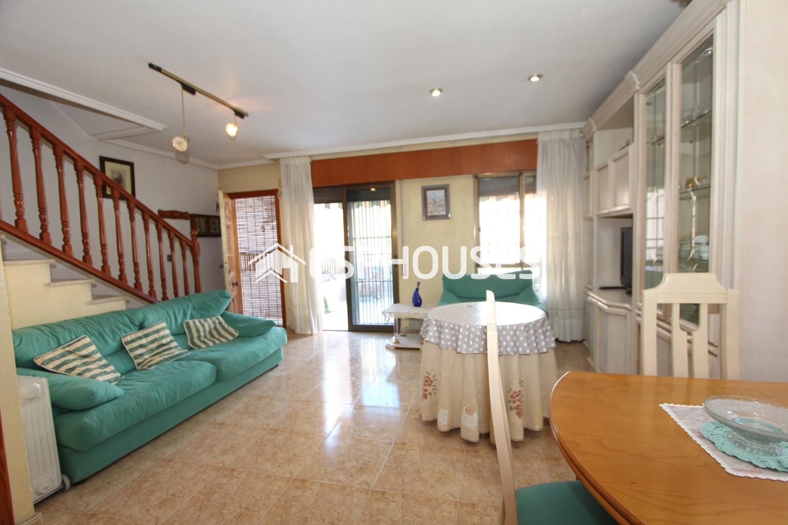 Vista exterior de Casa adosada en venda en Guardamar del Segura amb Aire condicionat, Calefacció i Terrassa