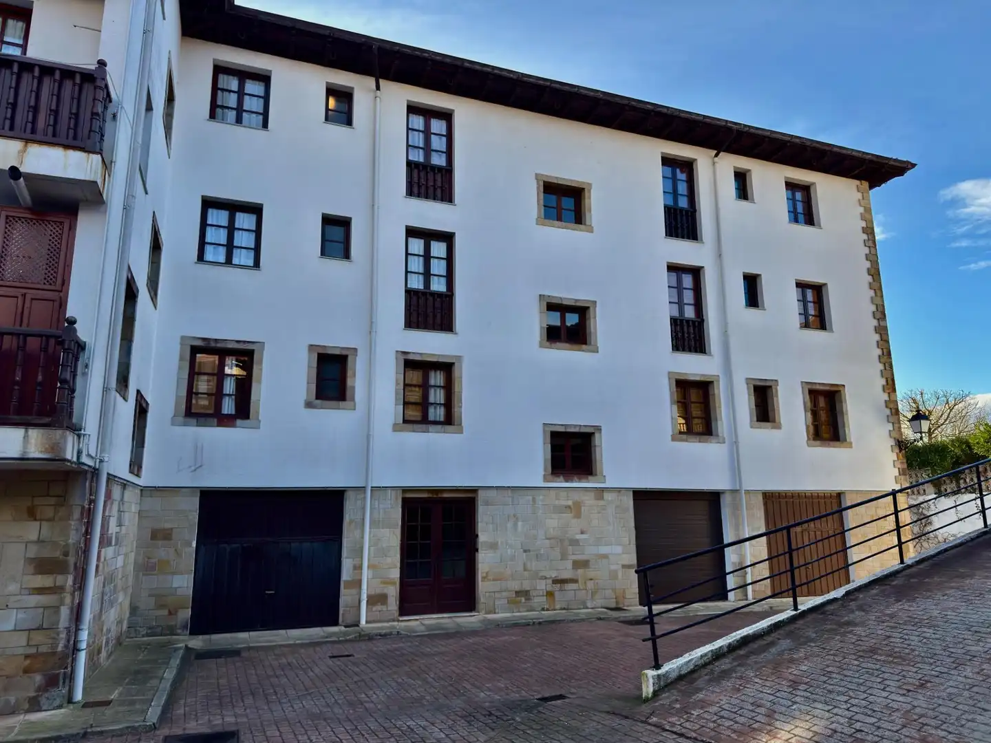 Vista exterior de Piso en venta en Comillas (Cantabria) con Calefacción y Balcón