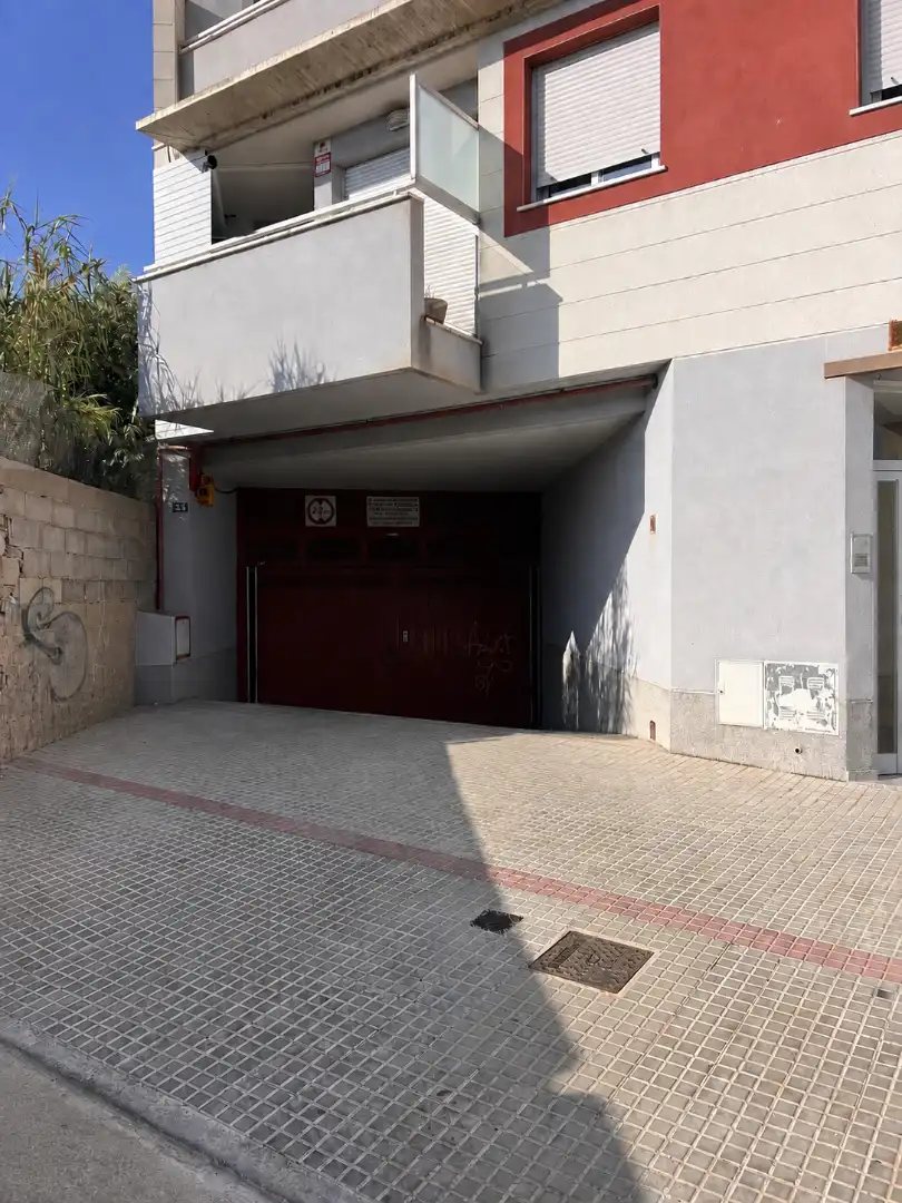 Aparcament amb ascensor en venda a Carrer de Judit 25
