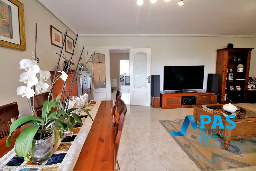Sala d'estar de Casa o xalet en venda en Santander amb Calefacció, Jardí privat i Terrassa