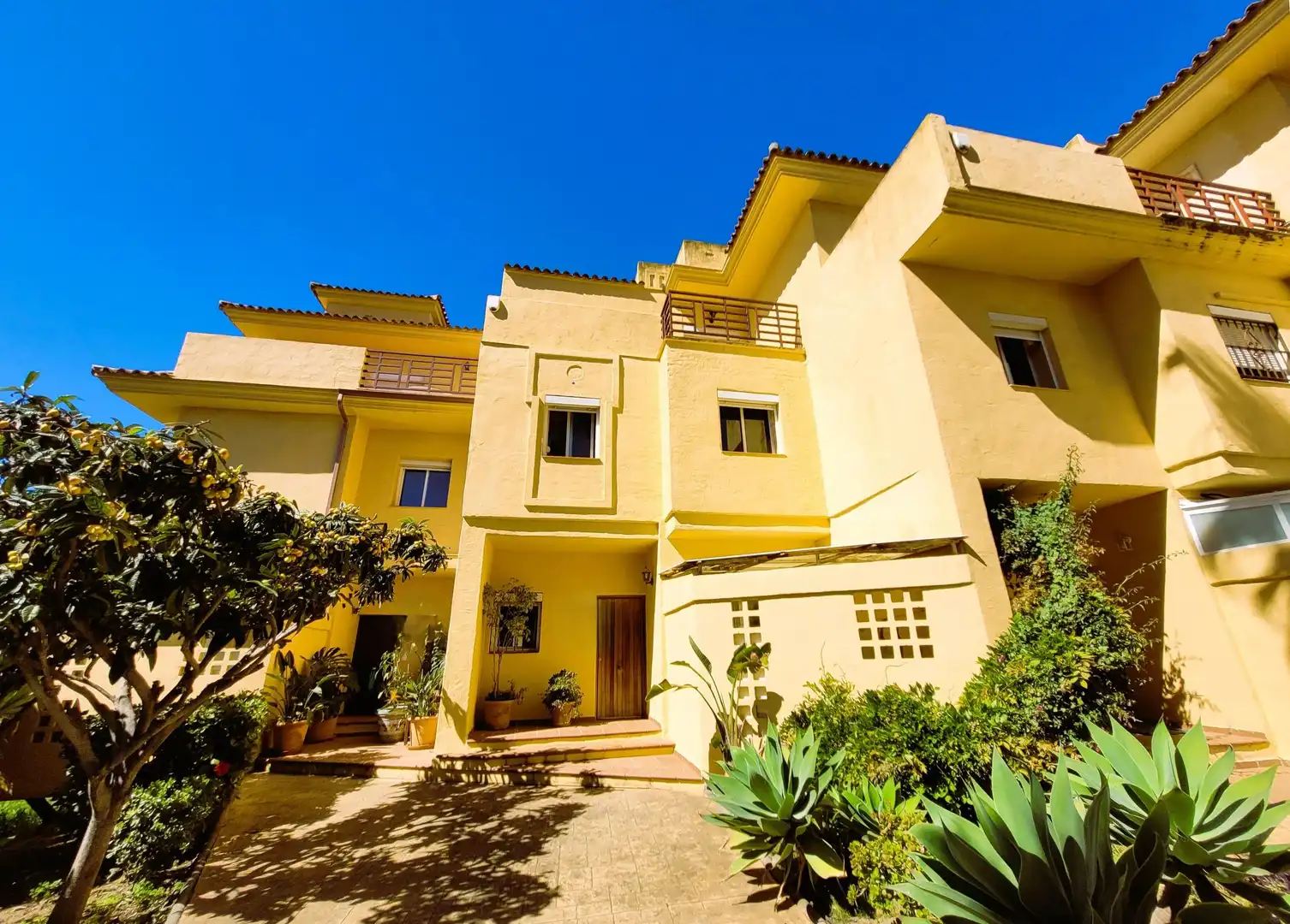 Vista exterior de Casa adosada en venda en Estepona amb Aire condicionat, Calefacció i Jardí privat