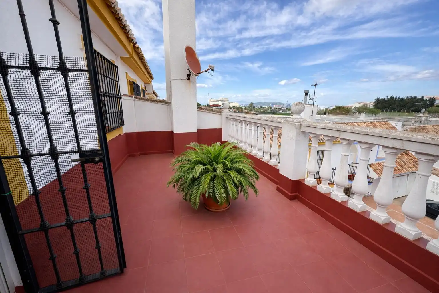 Terrace of Detached homes for sale in Algeciras  with Air Conditioner, Storage room and Furnished