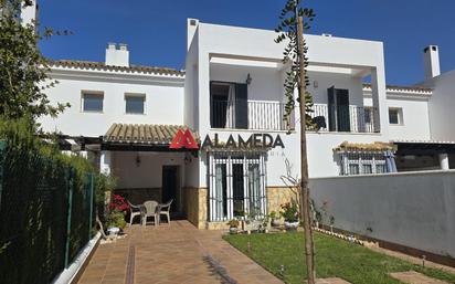 Vista exterior de Casa adosada en venda en Chiclana de la Frontera amb Calefacció, Jardí privat i Terrassa