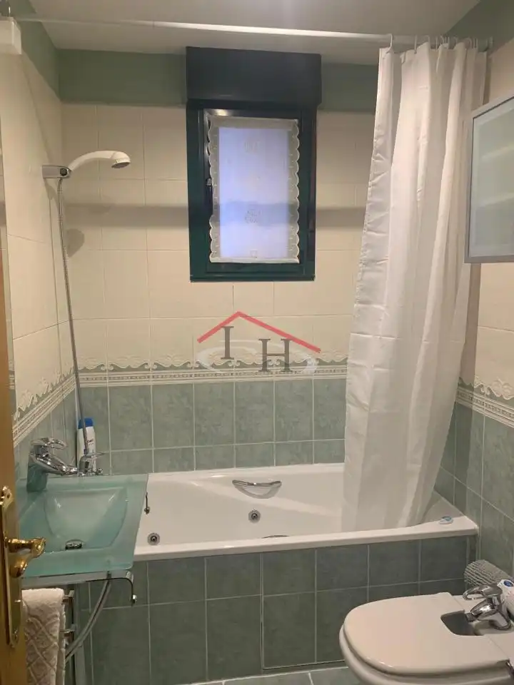 Badezimmer von Wohnungen zur Miete in León Capital  mit Heizung, Parkett und Möbliert