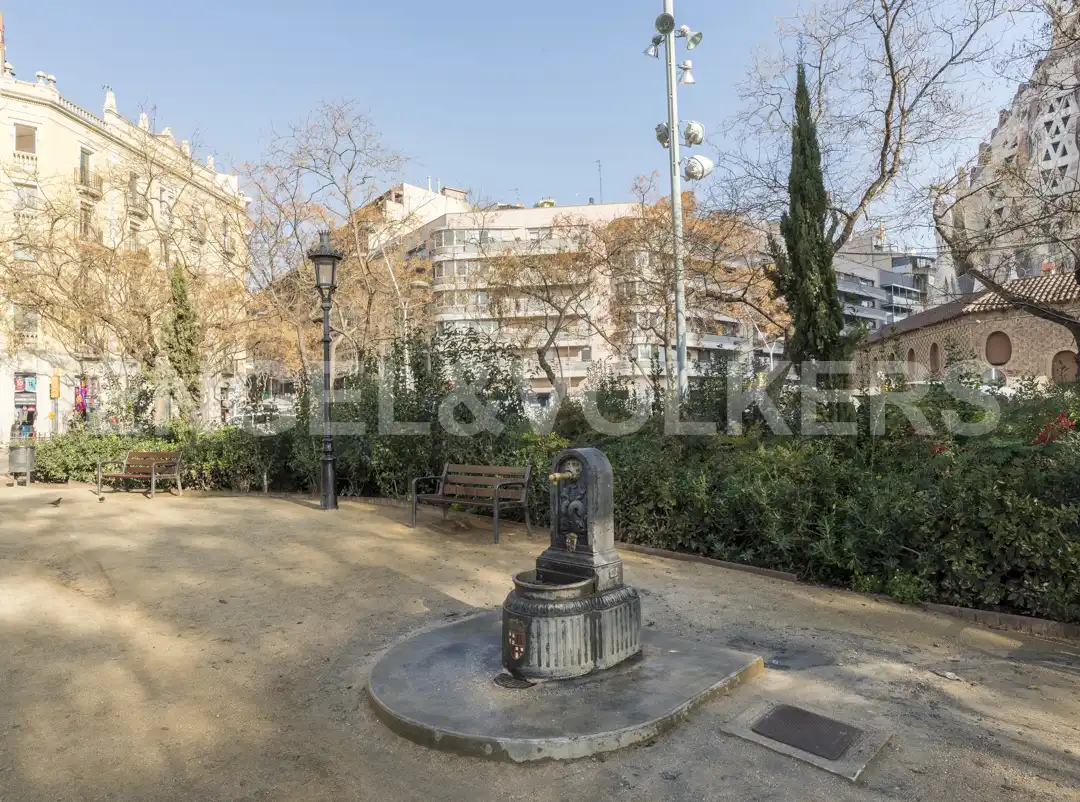 Vista exterior de Edificio en venta en Barcelona