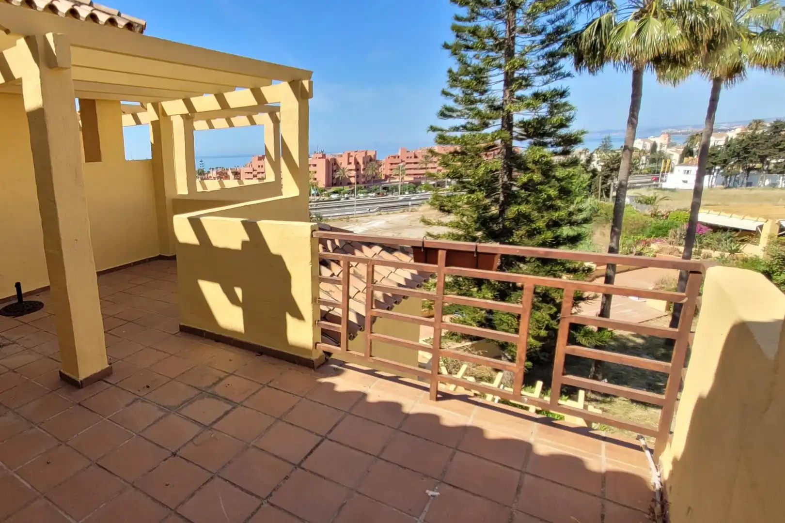 Terrassa de Casa adosada en venda en Estepona amb Aire condicionat, Calefacció i Jardí privat