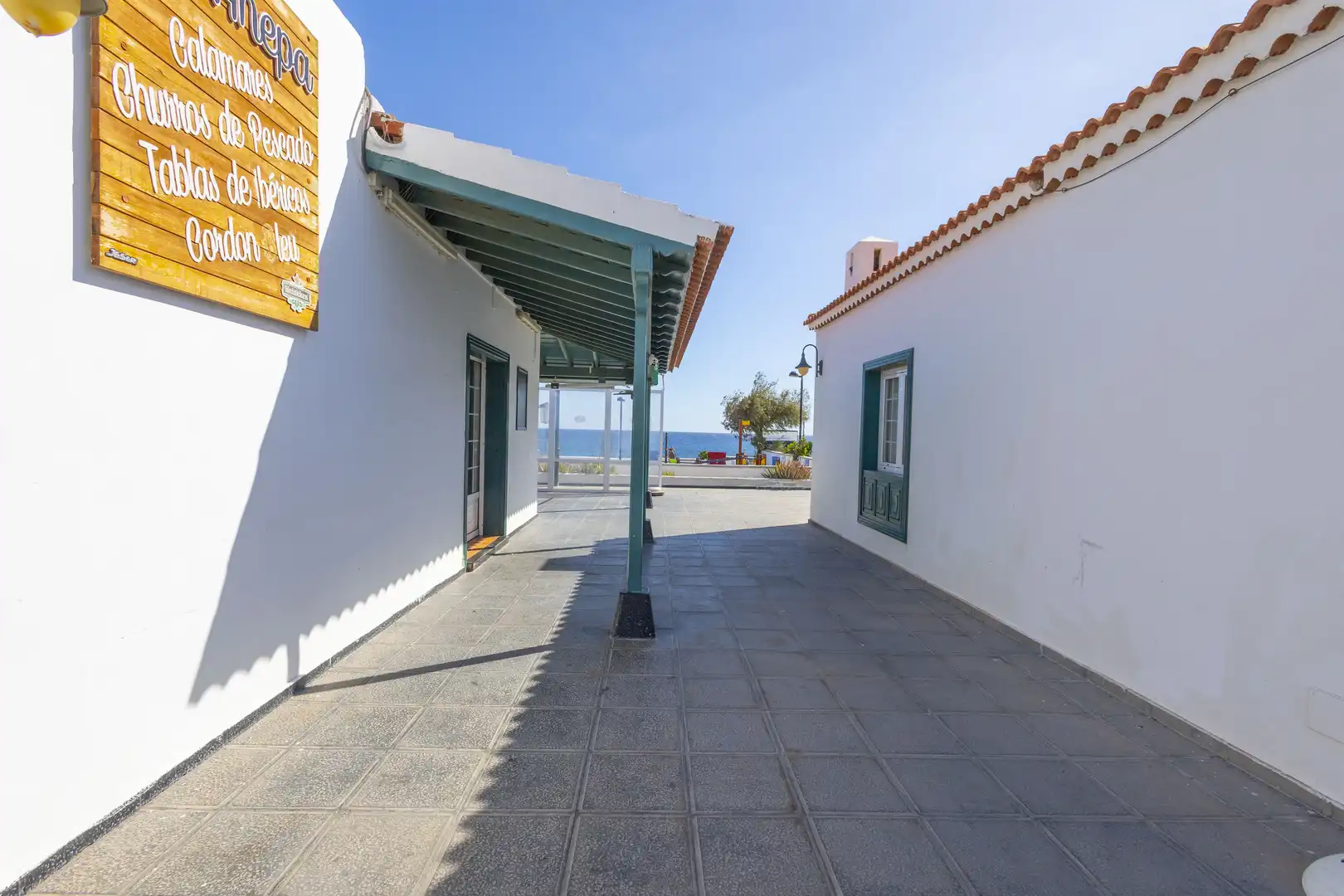 Vista exterior de Local en venda en Arico amb Alarma