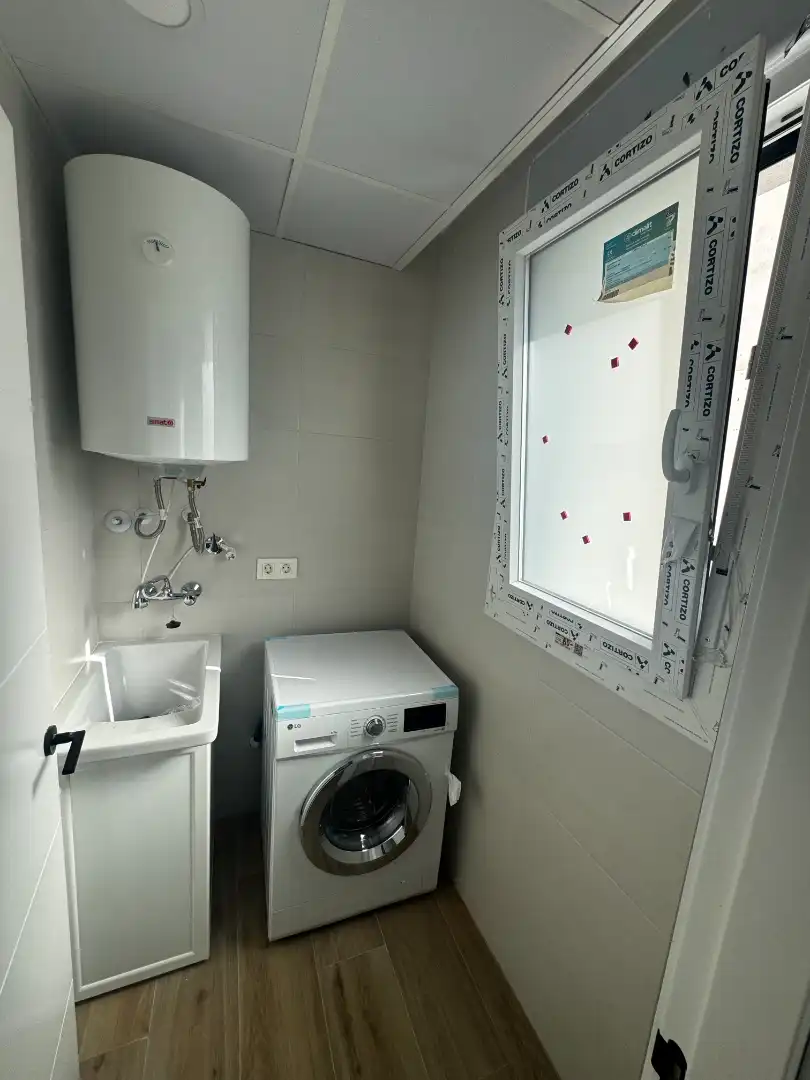 Badezimmer von Wohnung zur Miete in Maracena mit Klimaanlage, Parkett und Möbliert