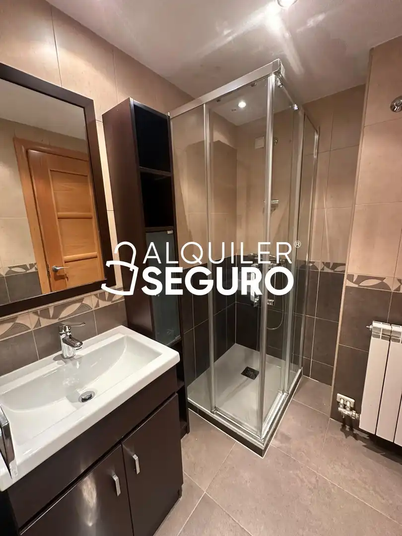 Badezimmer von Wohnung zur Miete in Móstoles mit Klimaanlage, Heizung und Schwimmbad