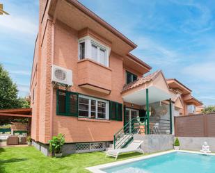 Exterior view of Single-family semi-detached for sale in Villaviciosa de Odón  with Air Conditioner, Heating and Private garden
