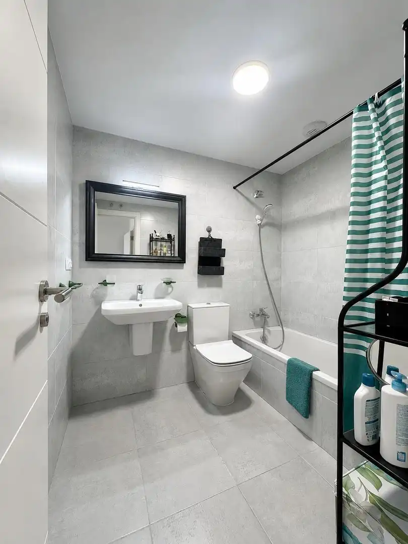 Badezimmer von Wohnung zum Verkauf in Santa Cruz de Bezana mit Heizung und Möbliert