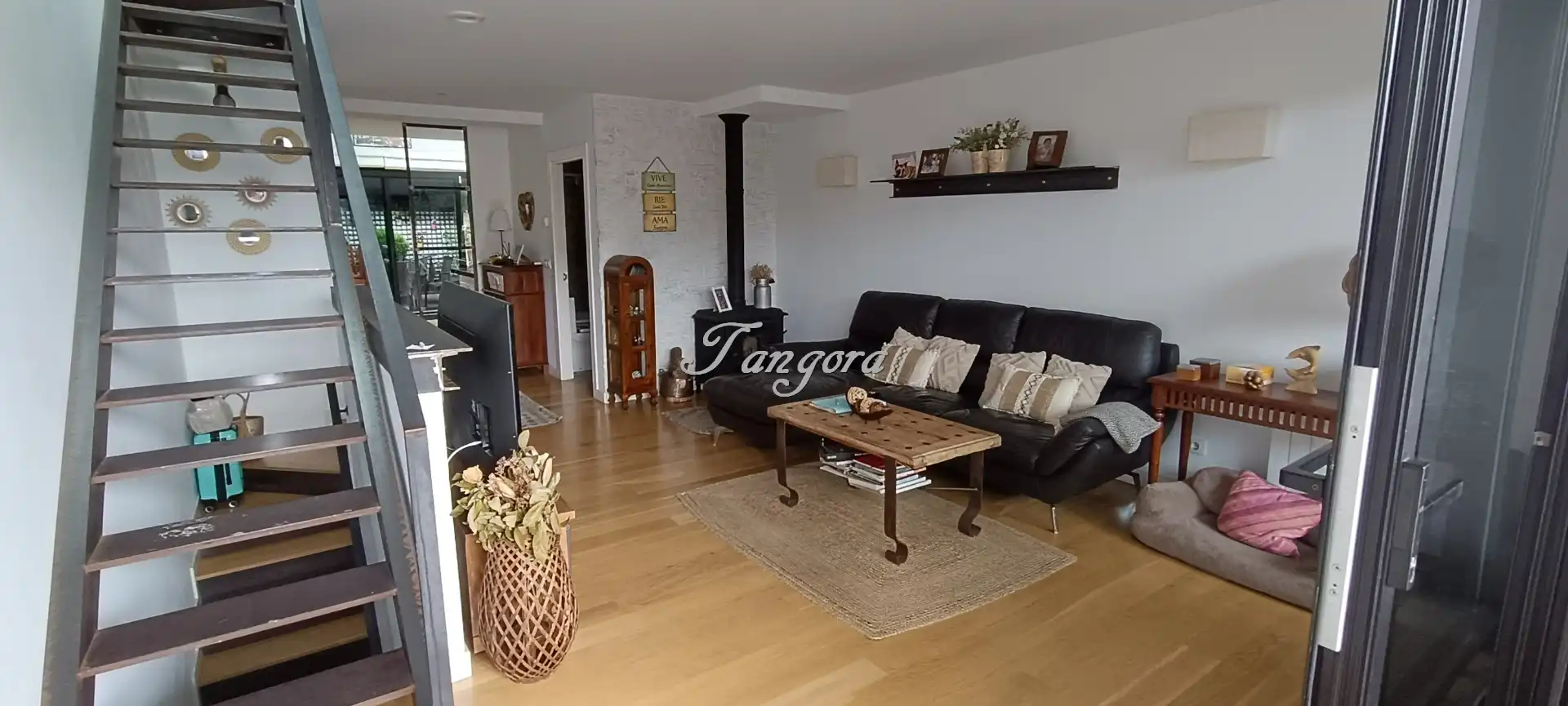 Sala d'estar de Casa adosada en venda en Sopela amb Calefacció, Jardí privat i Parquet