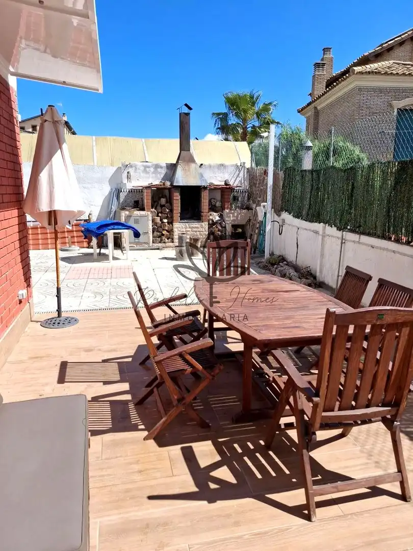 Terrasse von Einfamilien-Reihenhaus zum Verkauf in Castelldefels mit Klimaanlage, Heizung und Privatgarten