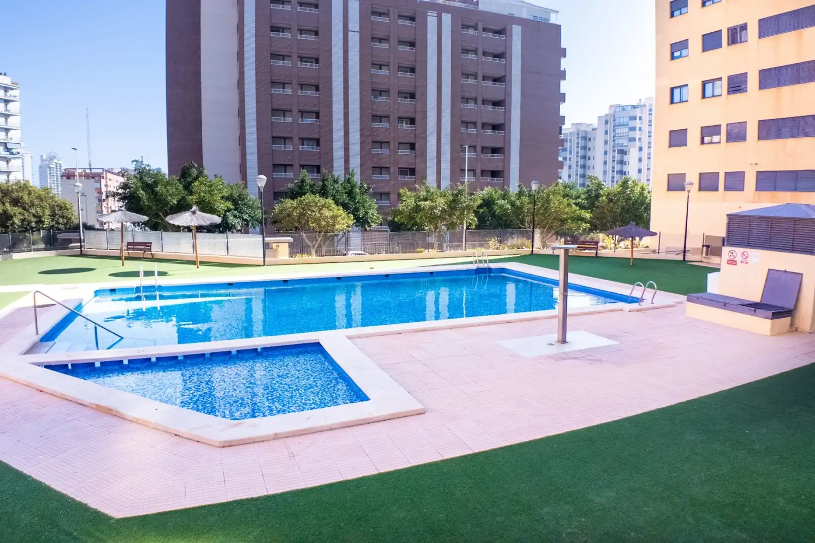 Schwimmbecken von Wohnung zum Verkauf in Villajoyosa / La Vila Joiosa mit Klimaanlage, Heizung und Privatgarten