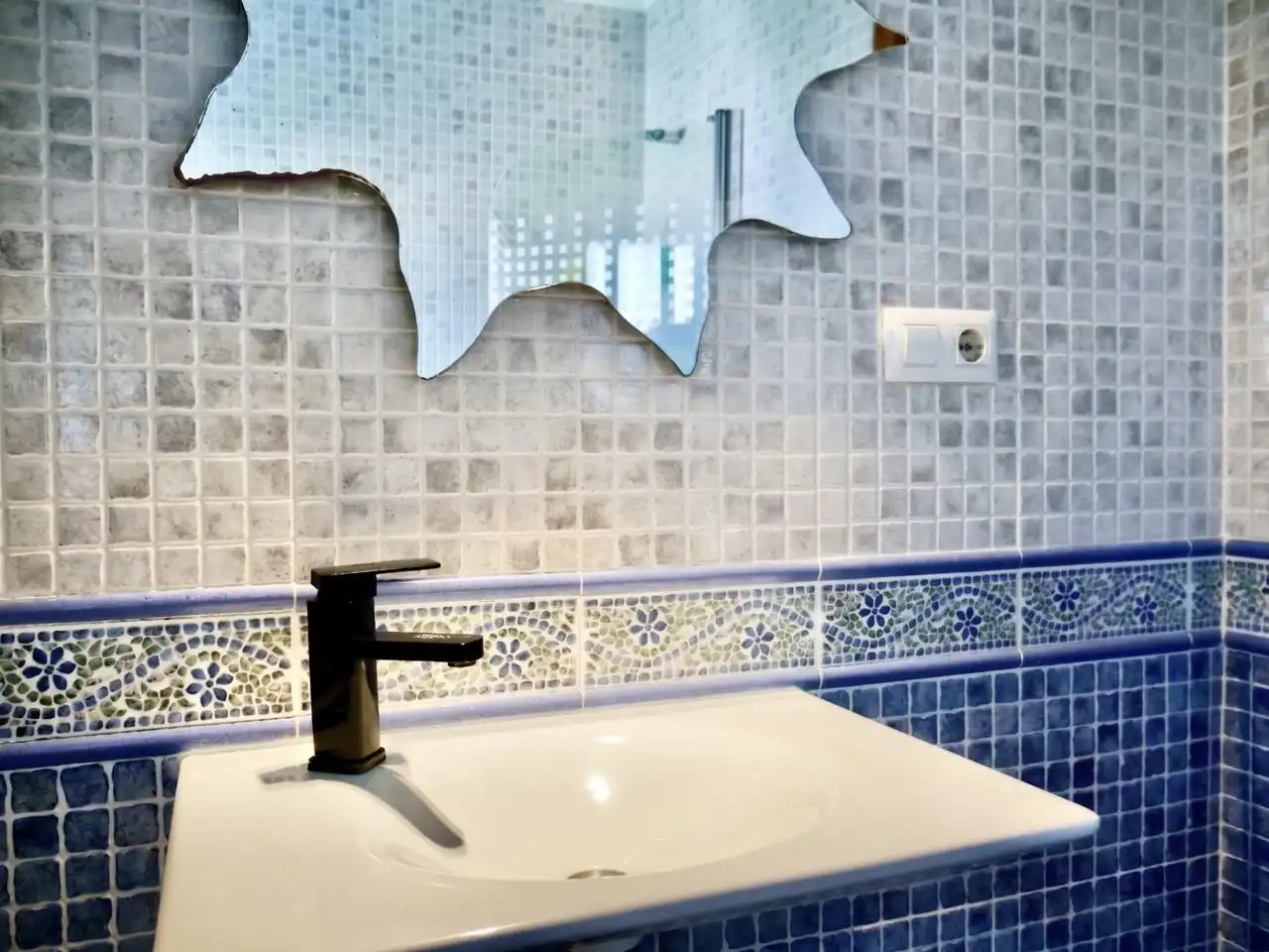 Bathroom of Flat for sale in La Rinconada  with Air Conditioner, Parquet flooring and Terrace